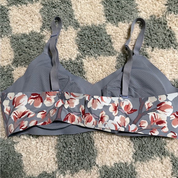 KNIX padded V-neck bra thin strap in winter gardenia floral gray lightweight 3 - Picture 6 of 10